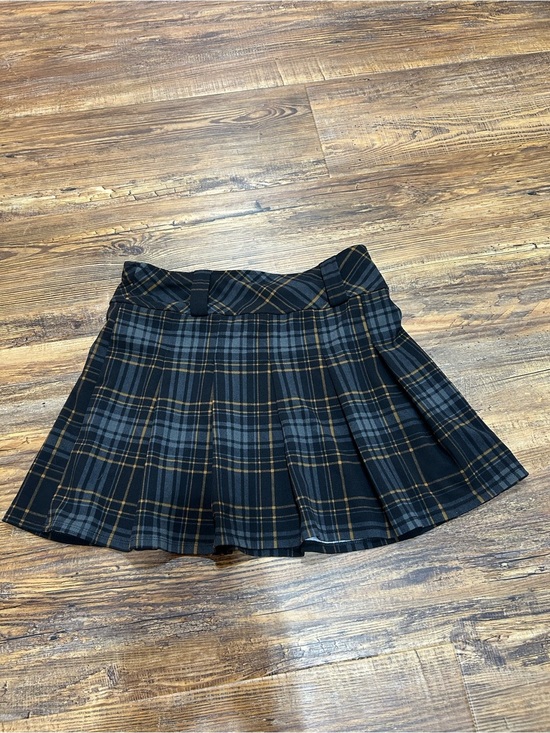 Joe Benbasset Dresses & Skirts - NWOT Joe Benbasset Black Plaid Pleated Mini Skirt with Gold Lines